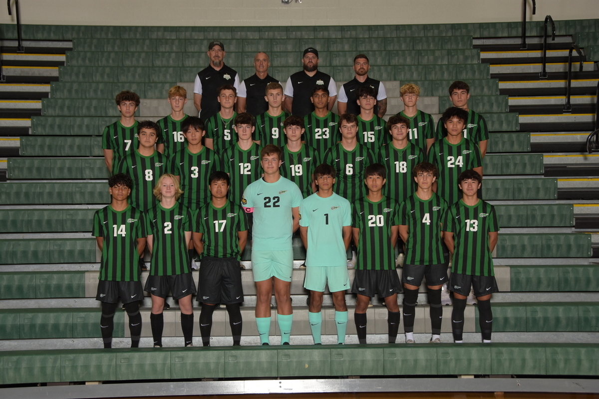 Mason 2023 boys soccer team posing for portrait